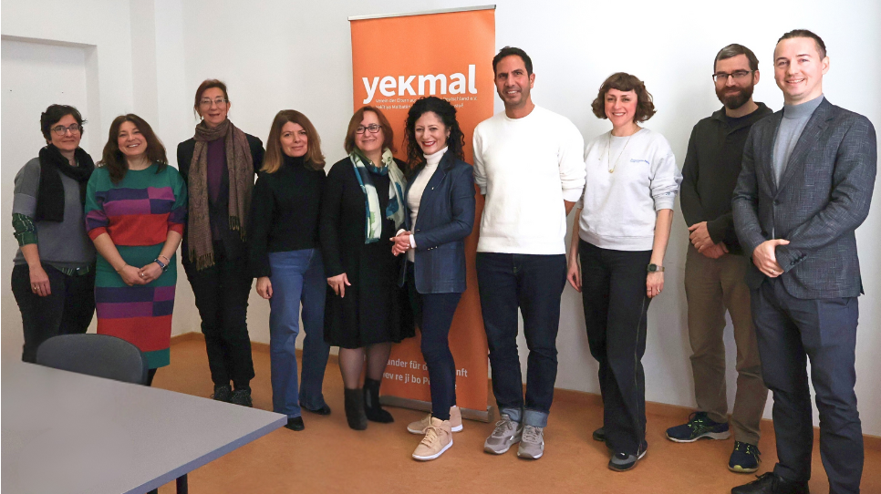 Familienzentrum Rengîn/20251020/Besuch von Senatorin Cansel Kiziltepe bei Yekmal e- V (1).png